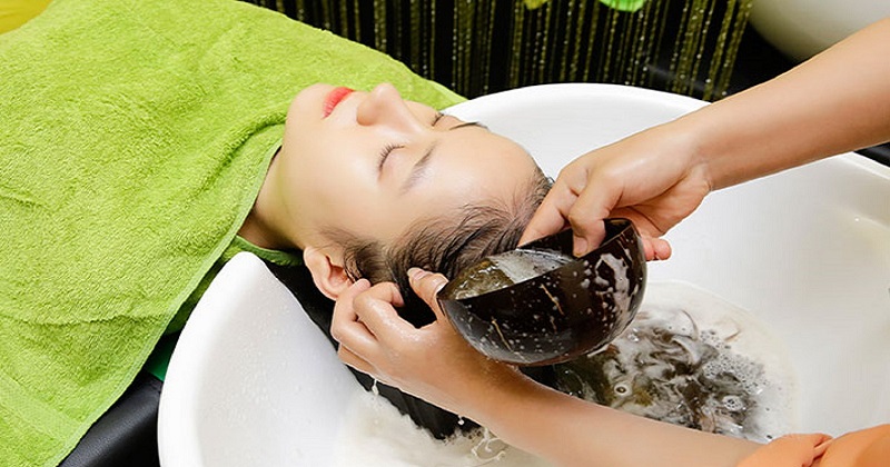 Gội đầu quá sớm có thể khiến cơ thể mẹ bị nhiễm lạnh (Ảnh: Sưu tầm Internet)