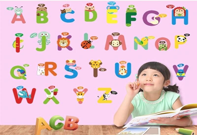 Cha mẹ dạy trẻ bằng bằng hình ảnh bảng chữ cái Tiếng Việt bắt mắt. (Ảnh: Sưu tầm Internet)