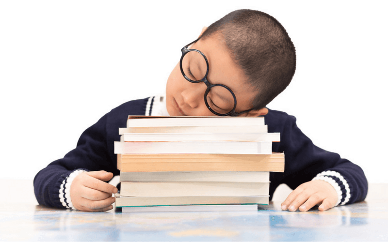 Cha mẹ gặp không ít khó khăn khi trẻ không thích học bảng chữ cái. (Ảnh: Sưu tầm Internet)