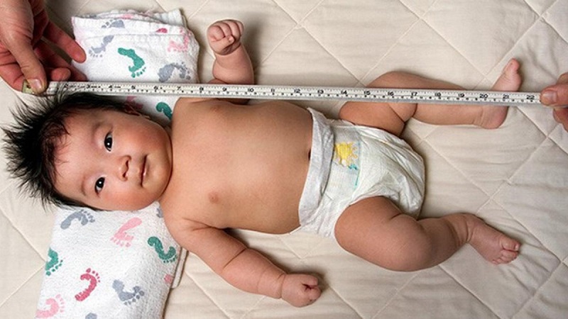 Gia đình không cần kiêng đo chiều dài trẻ sơ sinh. (Ảnh: Sưu tầm Internet)
