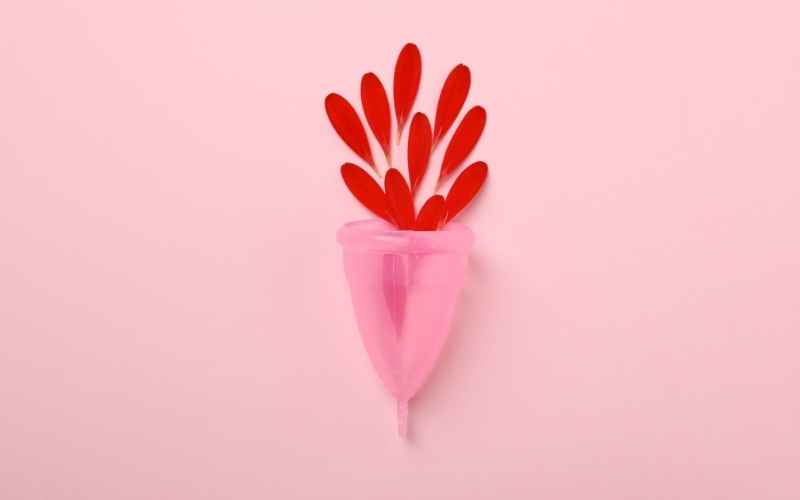 Máu báo thai ra ít và có màu hồng nhạt hoặc nâu. (Ảnh: Sưu tầm Internet)