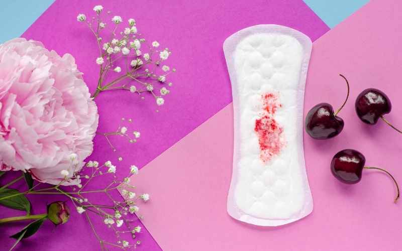 Máu báo thai ra ít và có màu hồng nhạt hoặc nâu nhạt. (Ảnh: Sưu tầm Internet)