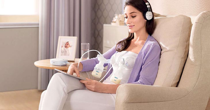 Sử dụng máy vắt sữa bằng điện sẽ giúp mẹ bỉm tiết kiệm được thời gian (Ảnh: Sưu tầm Internet)