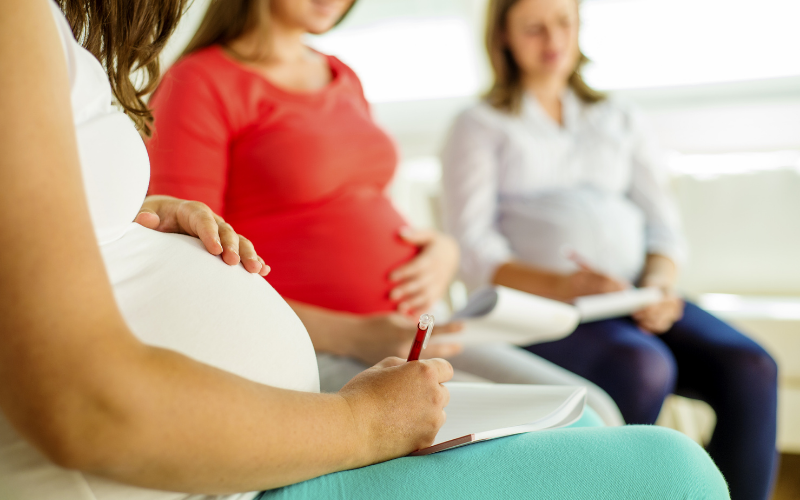 Mẹ bầu đi test dung nạp đường huyết thai kỳ. (Ảnh: Canva.com)