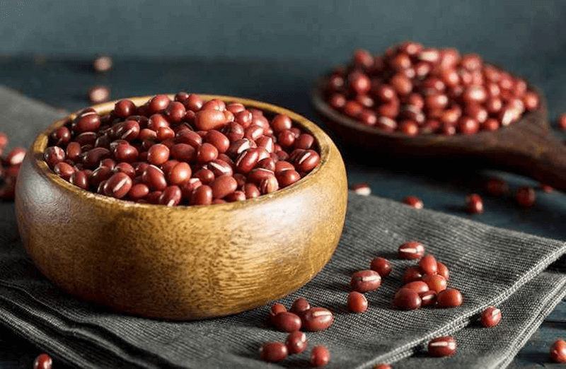 Mẹo dân gian chữa trẻ chậm nói bằng đậu đỏ và rượu trắng. (Ảnh: Sưu tầm Internet)