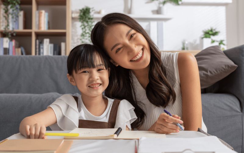 Bé học bài người lính dũng cảm tập đọc lớp 3. (Ảnh: Sưu tầm Internet)