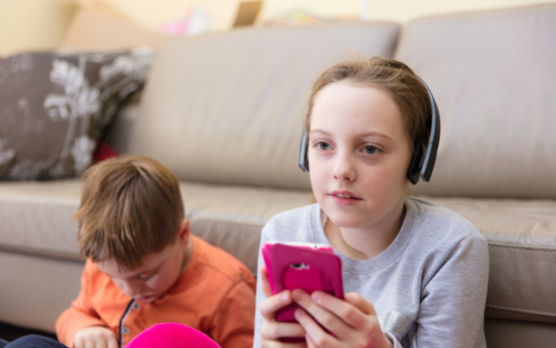 Trò chơi trí tuệ trên điện thoại có lợi ích không ngờ cho các bé. (Ảnh: Sưu tầm Internet)