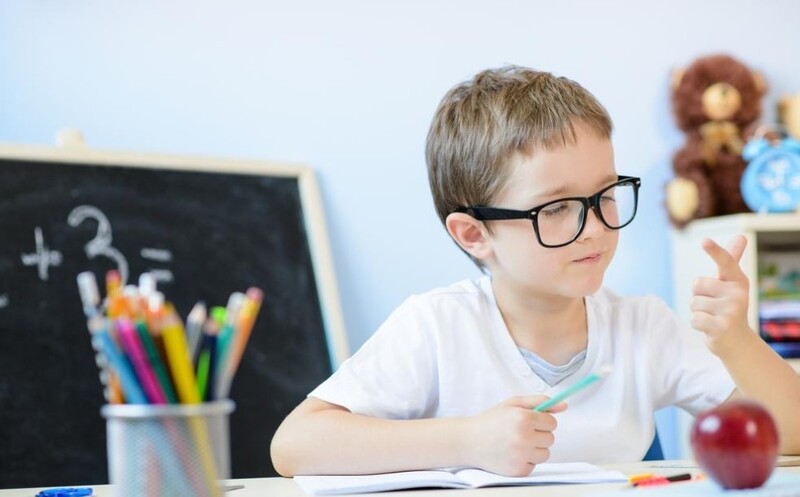 Bé gặp khó khăn khi học phép cộng có nhớ trong phạm vi 1000 (Nguồn ảnh: Sưu tầm internet)