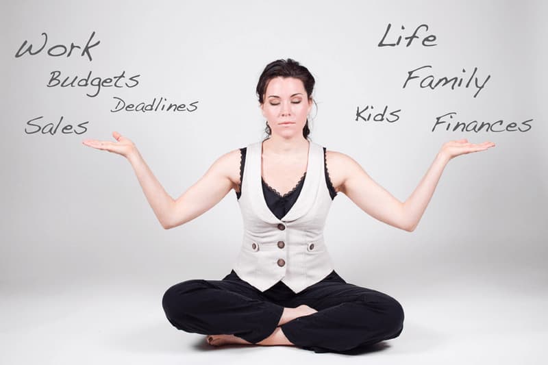 Đừng nên chọn 1 mà hãy cân bằng giữa sự nghiệp và gia đình. (Ảnh: Sưu tầm Internet)