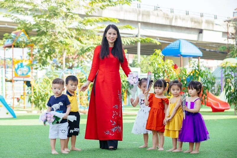 Chọn quà 20/11 cho giáo viên mầm non phù hợp với độ tuổi. (Ảnh: Sưu tầm Internet)