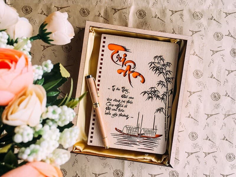 Cách chọn quà 20/11 ý nghĩa nhất để tặng thầy cô. (Ảnh: Sưu tầm Internet)