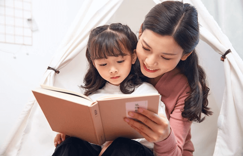 Nên dùng sách dạy trẻ chậm nói. (Ảnh: Sưu tầm Internet)