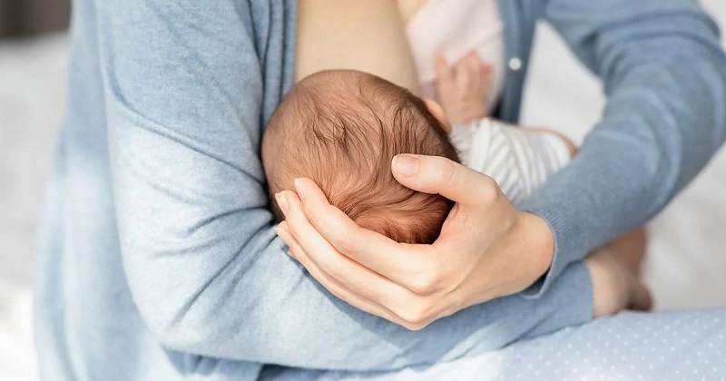 Sau 6 tháng sữa mẹ sẽ giảm lượng sữa và giá trị dinh dưỡng. (Ảnh: Sưu tầm Internet)