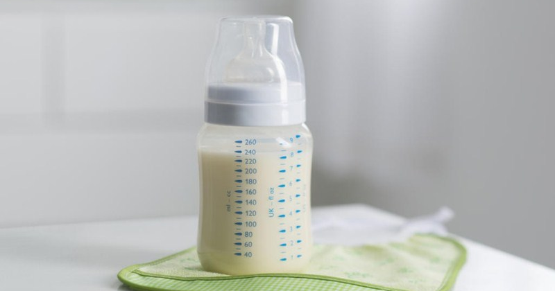 Sữa mẹ sau khi hâm nóng nên cho trẻ sử dụng hết trong 1 giờ (Ảnh: Sưu tầm Internet)