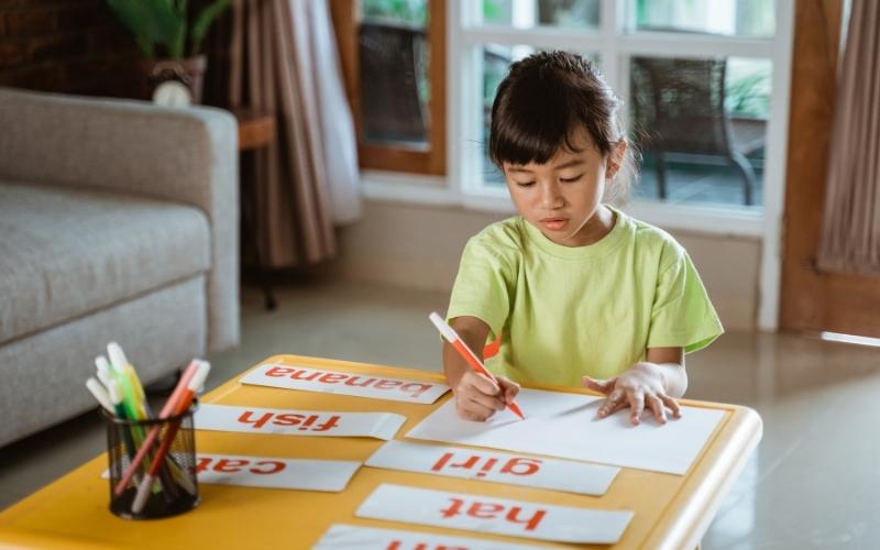 Thói quen đọc sách sẽ giúp ích cho sự phát triển của con. (Ảnh: Nhandan.vn)