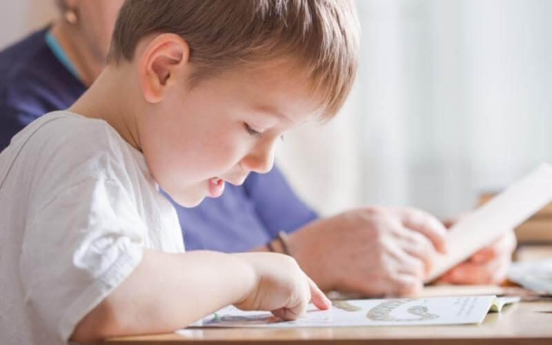 Việc dạy con tập viết sớm sẽ mang đến lợi ích lâu dài. (Ảnh: Sưu tầm Internet)