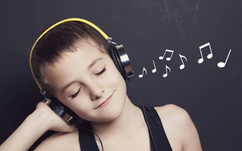 Học tiếng việt thông qua bài hát có hiệu quả không? (Ảnh: Kyna.vn)