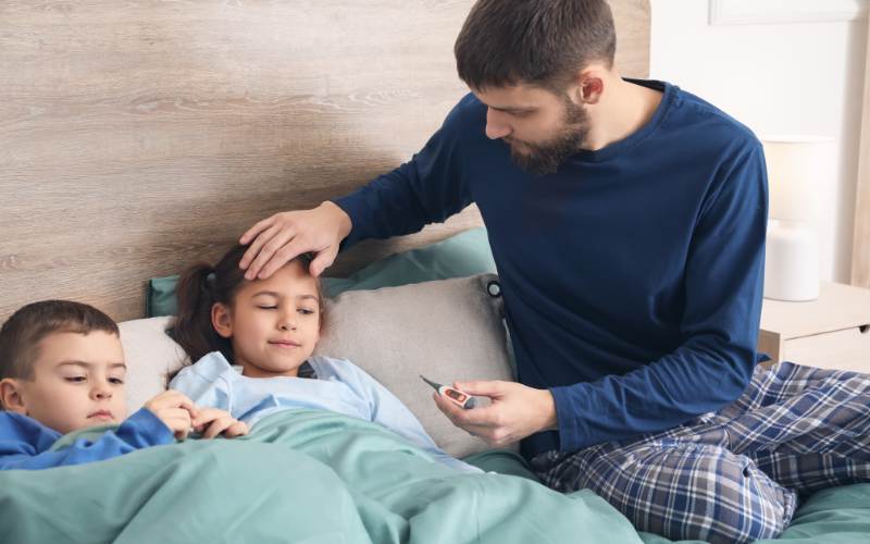 Các việc người thân trong gia đình thường làm để chăm sóc em. (Ảnh: Sưu tầm Internet)