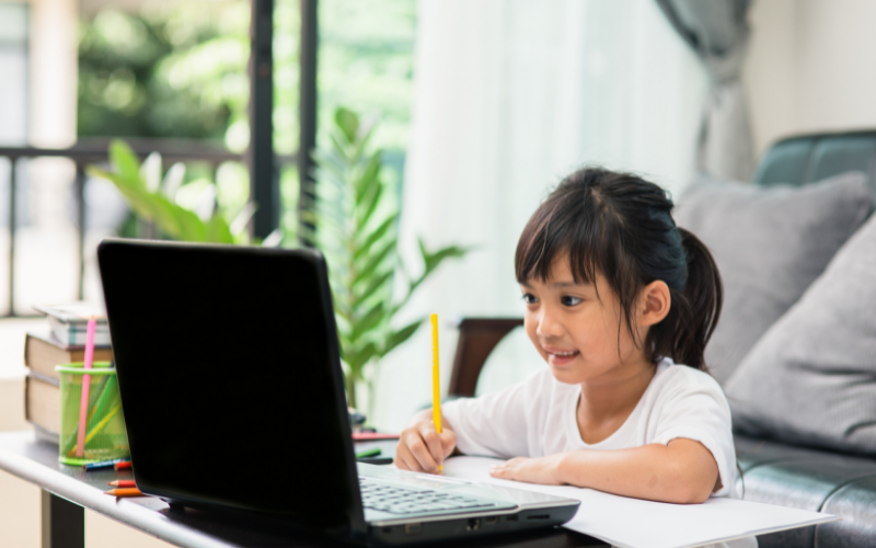 Bé tiến bộ hơn khi vừa học chữ cái tại trường, vừa luyện tập thêm ở nhà. (Ảnh: Sưu tầm Internet)