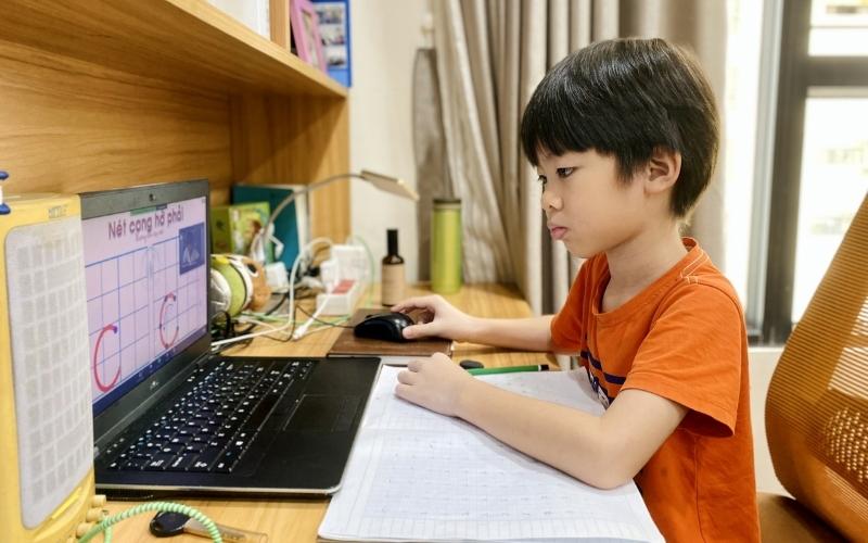 Việc học trực tuyến đã trở nên quá quen thuộc với trẻ cấp 1. (Ảnh: Vnexpress.net)