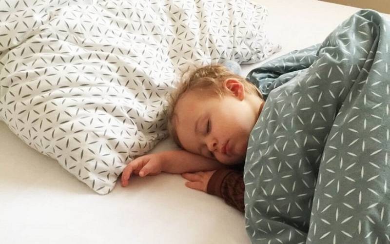 Trẻ 2 tuổi ngủ hay lăn lộn ban đêm phải làm sao? (Ảnh: sưu tầm vietmec.com)