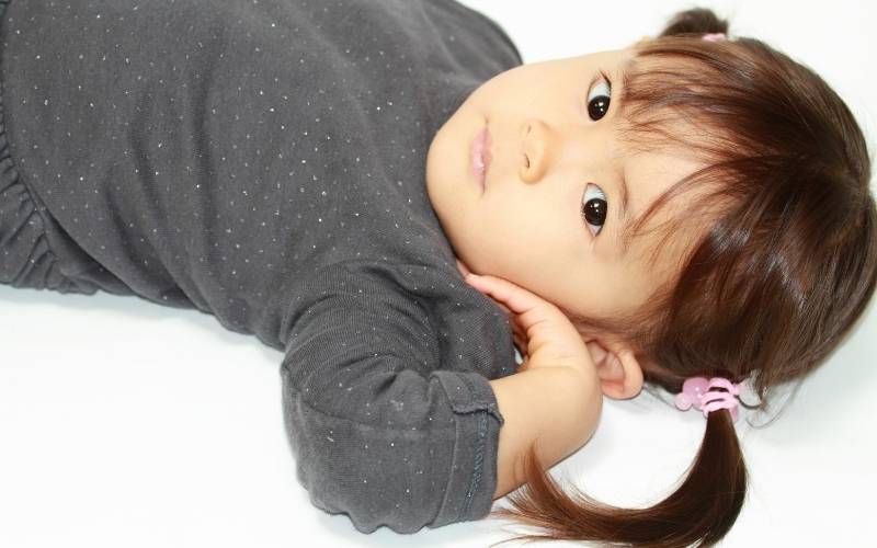 Bé 2 tuổi ngủ muộn sẽ làm giảm trí nhớ và khả năng tư duy (Ảnh: Sưu tầm Internet)