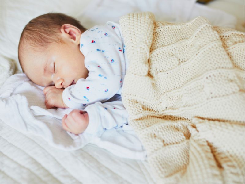 Bé 7 tháng tuổi nên ngủ 14 - 15 tiếng mỗi ngày. (Ảnh: Sưu tầm Internet)