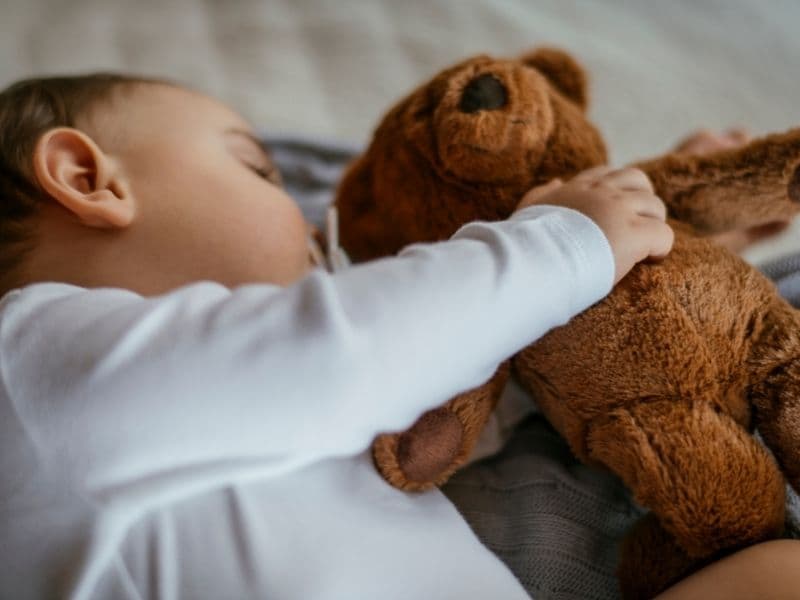 Giấc ngủ cho bé 9 tháng tuổi thường kéo dài 14 tiếng mỗi ngày. (Ảnh: Sưu tầm Internet)