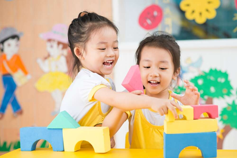 Học tiếng Anh thông qua trò chơi mang lại nhiều lợi ích vượt trội cho trẻ mầm non. (Ảnh: Sưu tầm Internet)