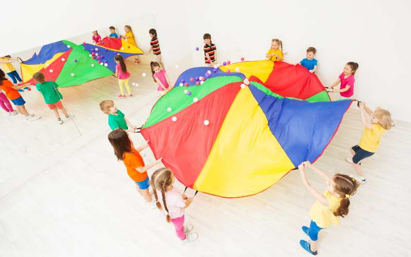 Ba mẹ nên cho bé chơi các trò chơi trí tuệ. (Ảnh: Sưu tầm Internet)