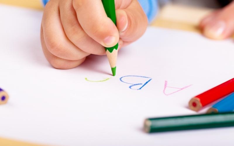 Viết chính tả là cách giúp bé rèn luyện sự kiên nhẫn. (Ảnh: Sưu tầm Internet)