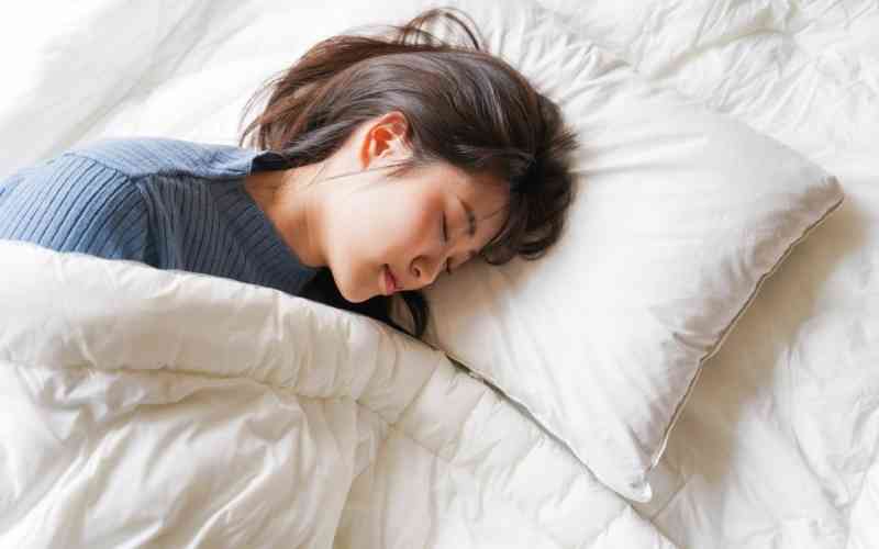 Ngủ đủ giấc, tránh thức khuya để tốt cho sức khỏe thai kỳ. (Ảnh: Sưu tầm Internet)