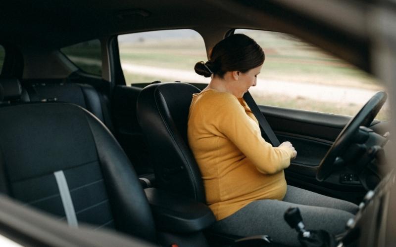 Bà bầu không nên tự lái xe đường xa. (Ảnh: Sưu tầm Internet)