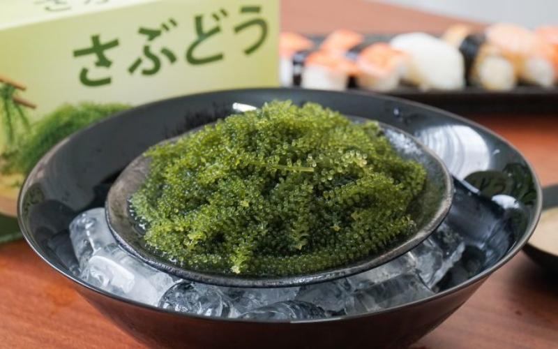 Ngâm rong nho trong đá để giòn hơn khi ăn. (Ảnh: Sưu tầm Internet)