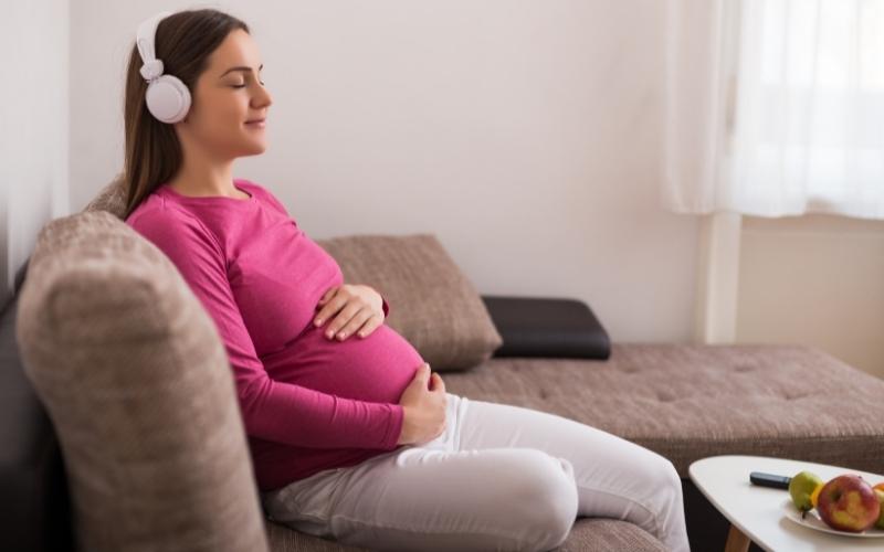Nghe nhạc để giảm cảm giác khó chịu do ảnh hưởng của dấu hiệu có thai 7 tuần. (Ảnh: Sưu tầm Internet)