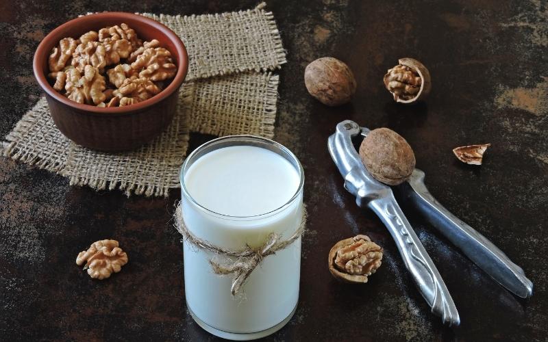 Những lưu ý quan trọng khi uống sữa bổ sung canxi cho người 50 tuổi. (Ảnh: Sưu tầm Internet)