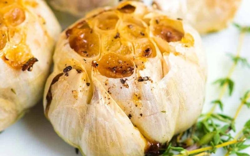 Tỏi nướng giúp giảm ho hiệu quả cho mẹ bầu. (Ảnh: Sưu tầm Internet)