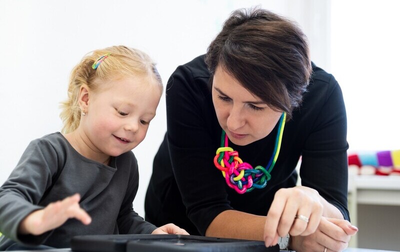 Cha mẹ nên dạy trẻ bắt chước cách phát âm và tạo âm thanh. (Ảnh: Sưu tầm internet)