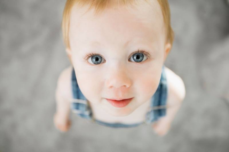 Di chuyển vật từ hai phía trong tầm mắt đi kéo ánh mắt bé di chuyển theo vật. (Ảnh: Sưu tầm internet)