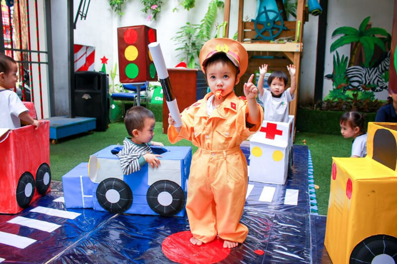 Bé đóng vai cảnh sát giao thông đầy thú vị. (Ảnh: Sưu tầm Internet)