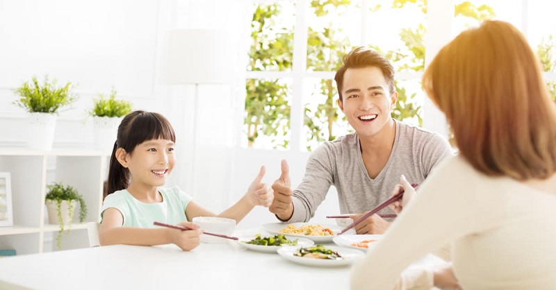 Chế độ dinh dưỡng hợp lý đảm bảo sức khỏe cho cả gia đình. (Ảnh: Shutterstock.com)