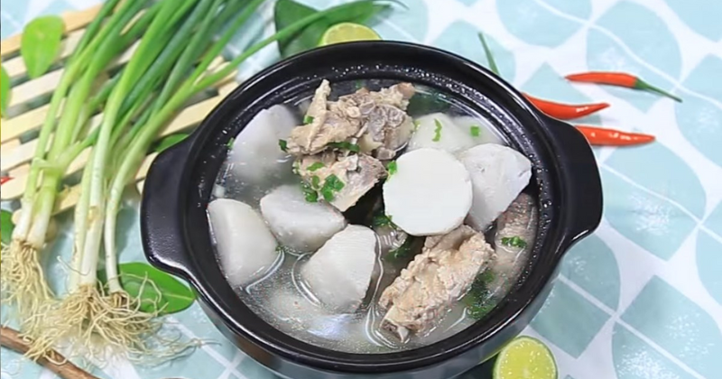 Canh khoai môn với xương heo bổ dưỡng giúp các mẹ phục hồi sức khỏe sau sinh (Ảnh: Sưu tầm Internet)