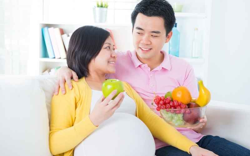 Mẹ bầu cần nghỉ ngơi và ăn uống đủ chất khi có dấu hiệu thai yếu. (Ảnh: Sưu tầm Internet)