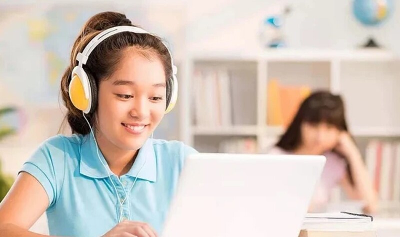 Bố mẹ trang bị cho bé máy tính (Nguồn ảnh: Sưu tầm internet)