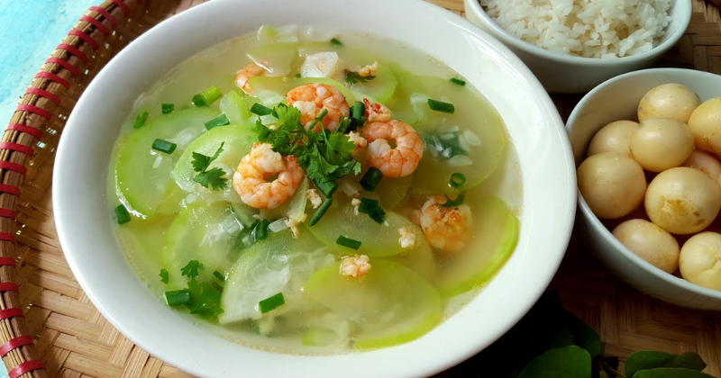 Canh bầu nấu tôm là món canh thanh mát cho các mẹ bỉm trong ngày hè (Ảnh: Sưu tầm Internet)