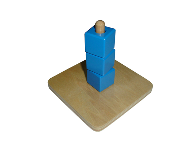 Bố mẹ giảng giải cho con về hình lập phương (Nguồn ảnh: Sưu tầm internet)