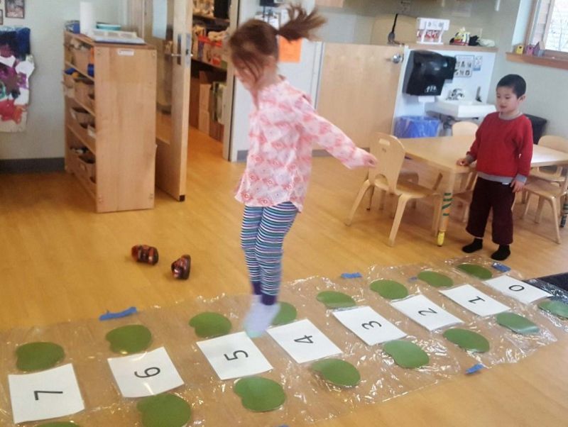 Đậu nhảy giúp các bé vừa vận động vừa học số (Nguồn ảnh: Sưu tầm internet)