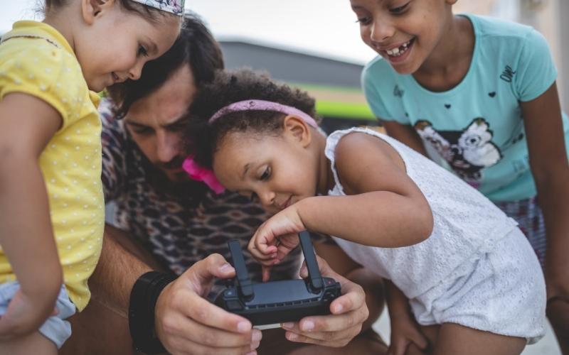 Rèn luyện trí não của trẻ thông qua bộ trò chơi điều khiển. (Ảnh: Sưu tầm Internet) 