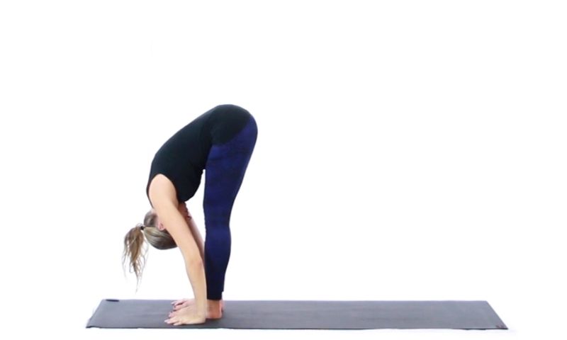 Tư thế này giúp giãn cơ lưng, săn chắc vùng đùi. (Nguồn: Internet)