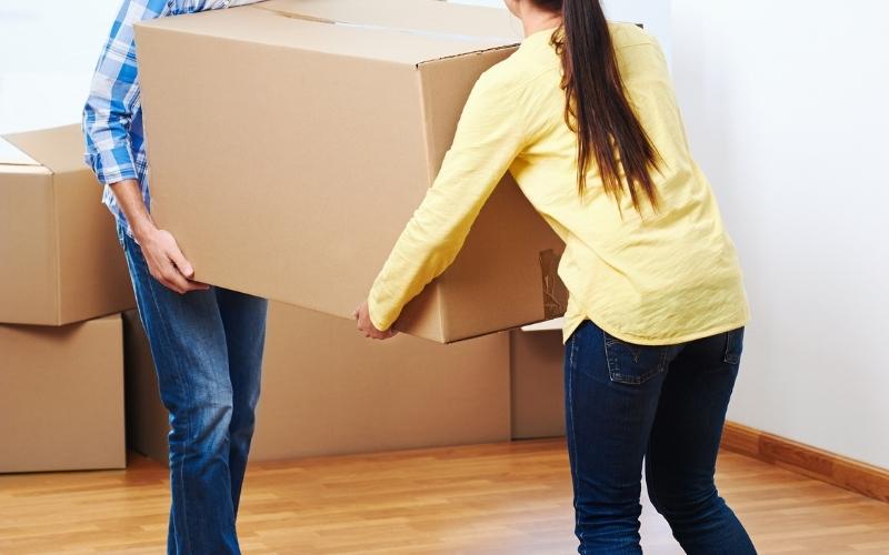 Mẹ bầu cần tránh mang vác vật nặng. (Ảnh: Sưu tầm Internet)